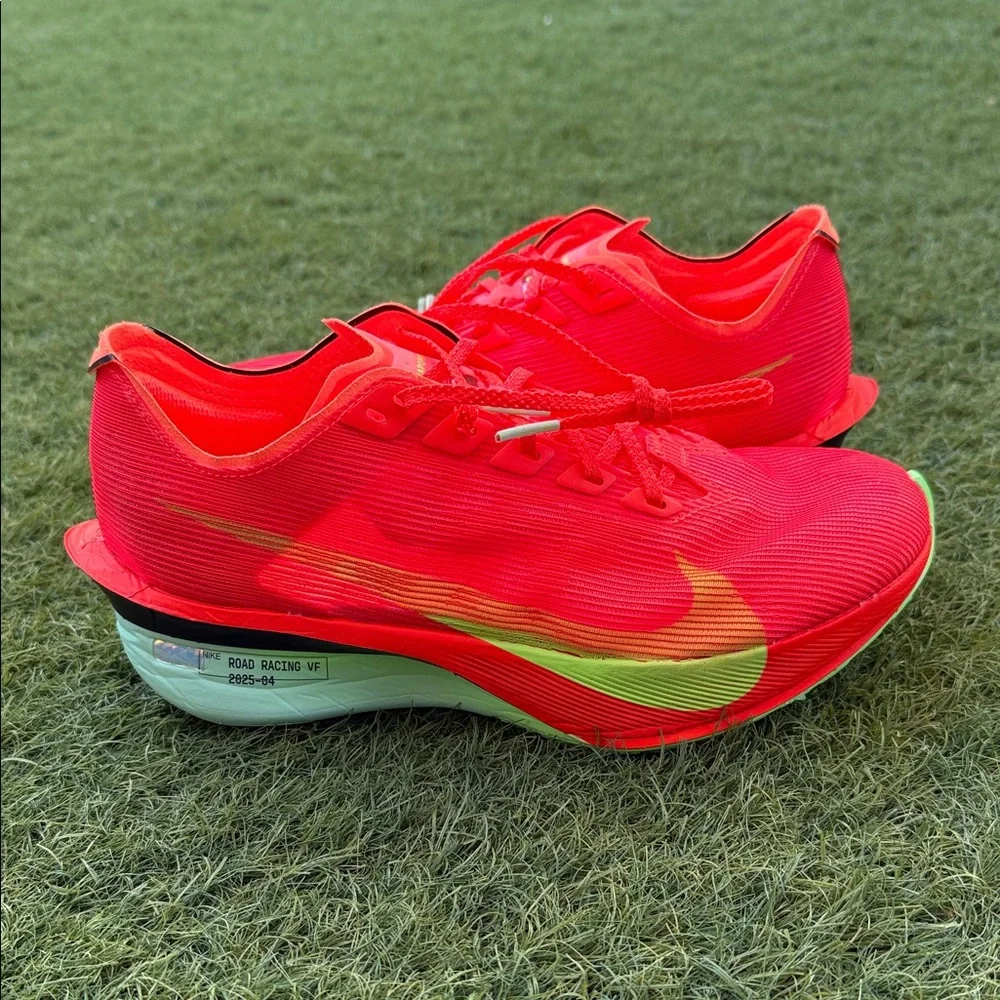 Nike ZoomX Vaporfly Next% 4 - Picture 1 of 5